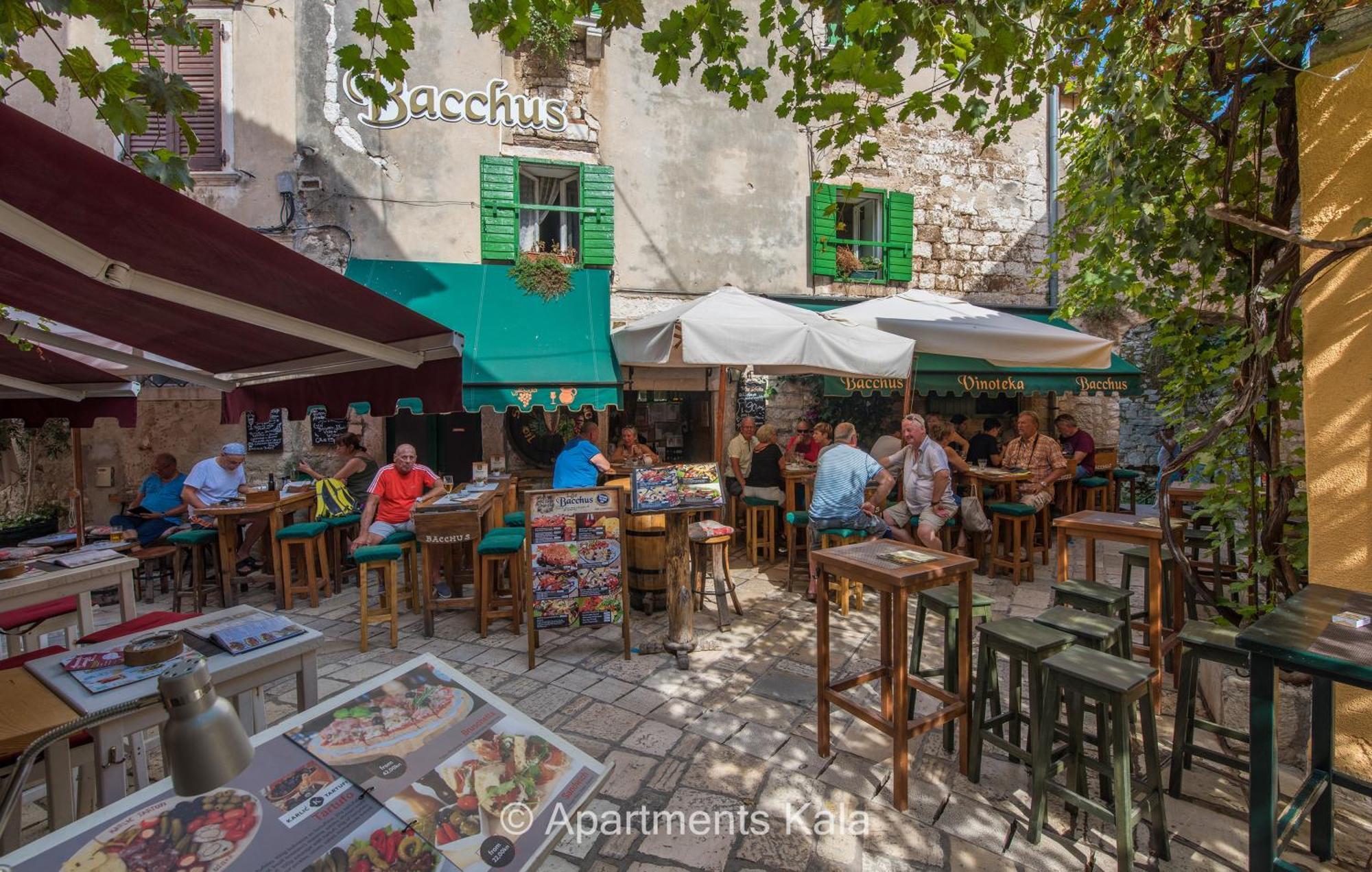Kala Main Square Apartman *